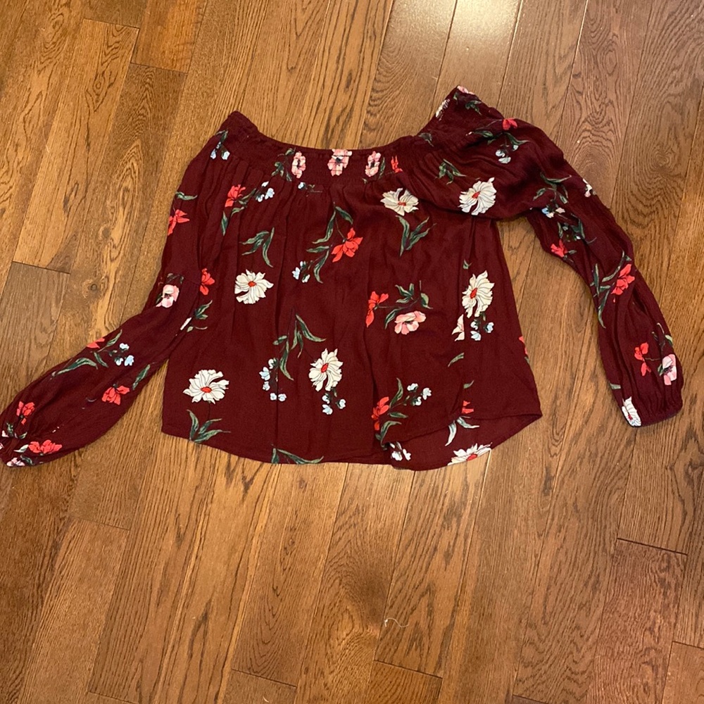 Women’s hollister size small off the shoulder floral cropped shirt.